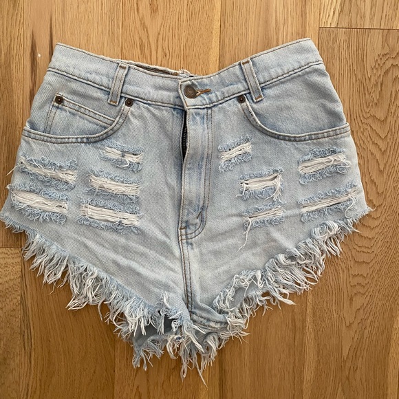 Levi’s distressed jean shorts size 26 - Picture 1 of 2